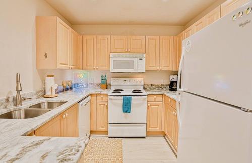 Vanderbilt Beach Condominio | Dog-friendly home with pool access, private W/D, and central AC