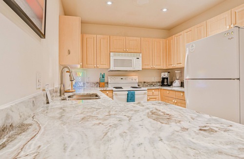 Vanderbilt Beach Condominio | Dog-friendly home with pool access, private W/D, and central AC