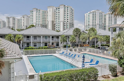 Vanderbilt Beach Condominio | Dog-friendly home with pool access, private W/D, and central AC