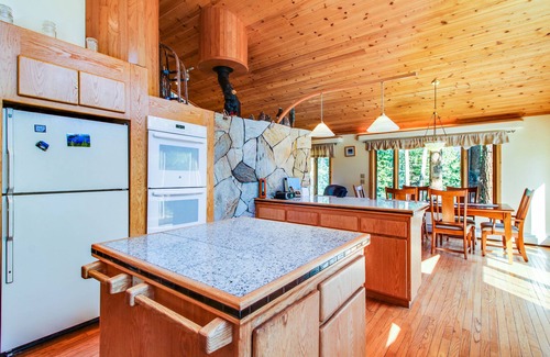 Truckee Casa | hogar agradable para perros con una sala de juegos privada y campo de disc golf de cinco hoyos!