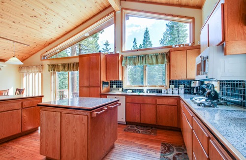 Truckee Casa | hogar agradable para perros con una sala de juegos privada y campo de disc golf de cinco hoyos!