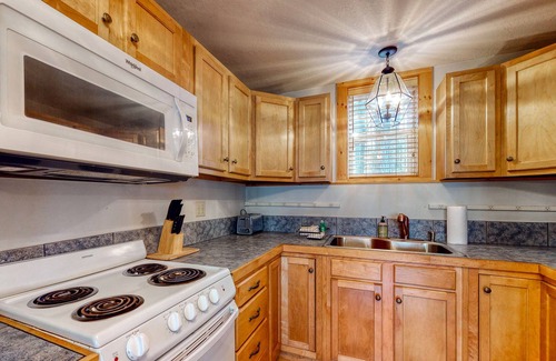 Fryeburg Apartamento | Dog-friendly home with fireplace, washer/dryer, patio, cable, & WiFi