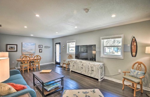 Harbor Oaks Bay Shore Casa | Dog-Friendly Home with Gas Grill - Walk to Rose Bay!