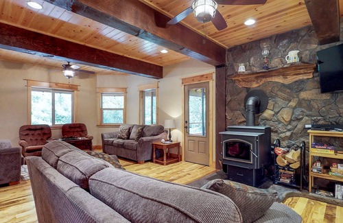 Port Orford Casa | Dog-friendly home with private hot tub and space for a large group