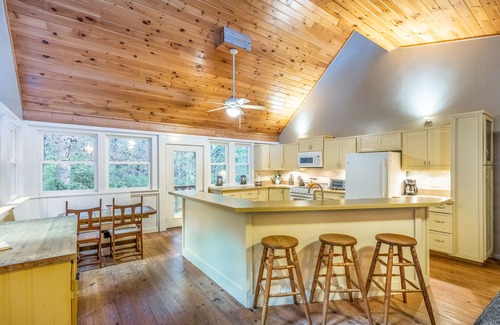 Sylva Casa | Dog-friendly home with WiFi, private washer/dryer, grill, hot tub, firepit