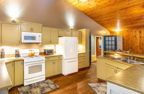Sylva Casa | Dog-friendly home with WiFi, private washer/dryer, grill, hot tub, firepit