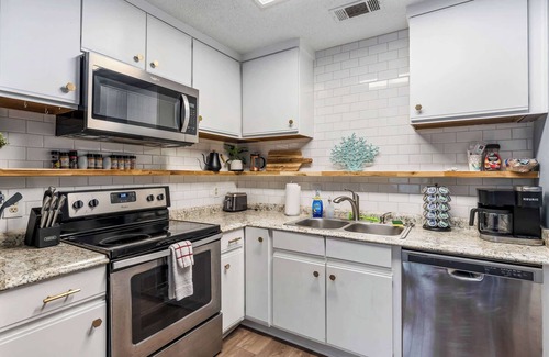 Savannah Casa | Dog Friendly - Hot Tub - Large Backyard