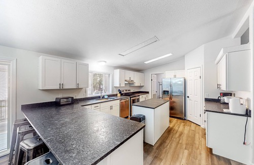 Bandon Casa | Dog-friendly house near golf & beach access with firepit, grill, & pellet stove