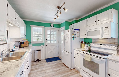 Indiantown Shores Casa | Dog-friendly House w/Water View, Free WiFi, AC, Private Hot Tub