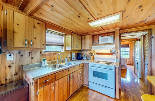 Hector Casa | Dog-friendly houses close to Seneca Lake with firepit, deck, & washer/dryer