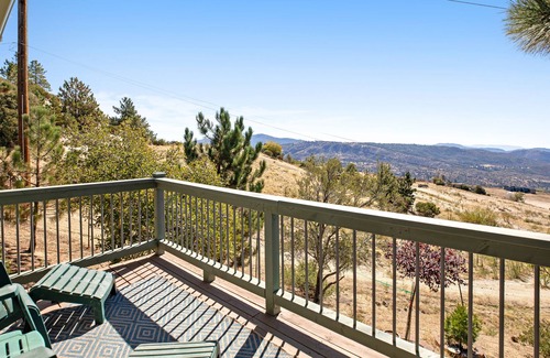 Idyllwild Cabina | Dog-Friendly Idyllwild Home w/Beautiful Views, WiFi, EVC, & Private Washer/Dryer