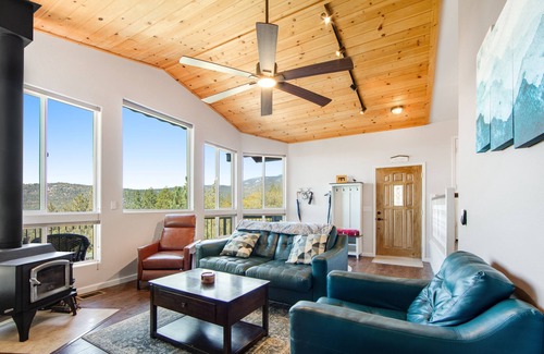 Idyllwild Cabina | Dog-Friendly Idyllwild Home w/Beautiful Views, WiFi, EVC, & Private Washer/Dryer