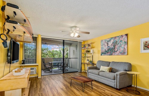 Historic Kailua Village Condominio | Dog-friendly island gem with balcony, shared pool/hot tub, & beach access nearby