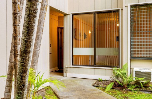 Historic Kailua Village Condominio | Dog-friendly island gem with balcony, shared pool/hot tub, & beach access nearby