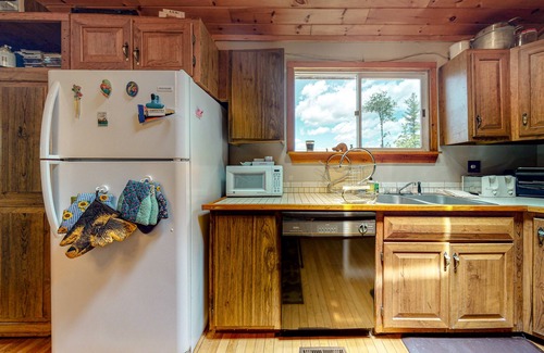Sanbornville Cabina | Dog-friendly lakefront cabin with loft, gas grill, lake views, wood stove, porch