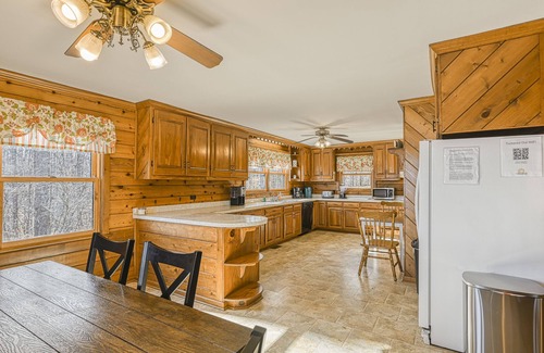 Livingston Casa | Cabaña de madera frente al lago en 3 acres con vista al lago, dos cocinas, cubiertas y barbacoas