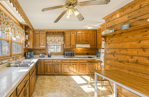 Livingston Casa | Cabaña de madera frente al lago en 3 acres con vista al lago, dos cocinas, cubiertas y barbacoas