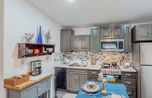 Mono Vista Casa | Dog-friendly lakefront cabin with canoes, athletic courts, grill, & horse stable