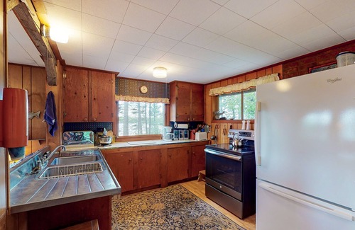 Northeast Somerset Cabina | Dog-Friendly Lakefront Cabin w/ a Full Kitchen, Firepit, & Gas Grill