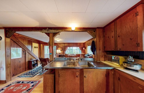 Northeast Somerset Cabina | Dog-Friendly Lakefront Cabin w/ a Full Kitchen, Firepit, & Gas Grill