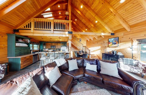 Quandary Village Casa | Dog-Friendly Little Bears Cabin w/Amazing Mountain Views, Free WiFi, Private W/D