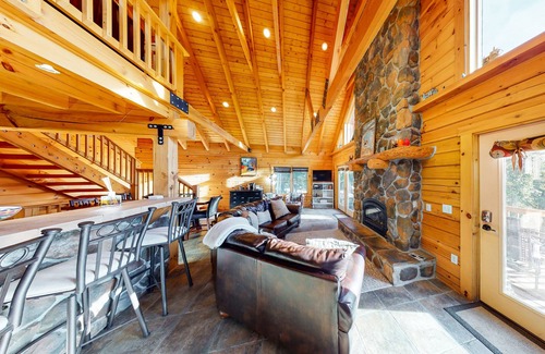 Quandary Village Casa | Dog-Friendly Little Bears Cabin w/Amazing Mountain Views, Free WiFi, Private W/D