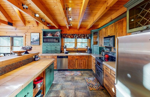 Quandary Village Casa | Dog-Friendly Little Bears Cabin w/Amazing Mountain Views, Free WiFi, Private W/D