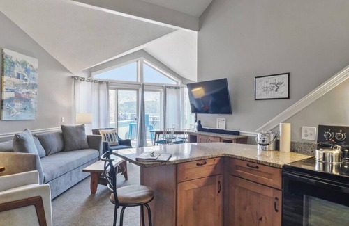 Charlevoix Condominio | Pet Friendly | Loft Style | Downtown Charlevoix | Indoor/Outdoor Pool