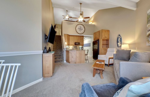 Charlevoix Condominio | Pet Friendly | Loft Style | Downtown Charlevoix | Indoor/Outdoor Pool