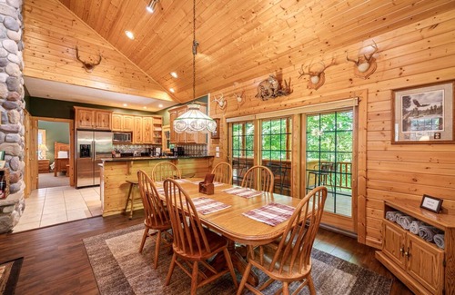 Maple City Casa | Dog Friendly Log cabin W/Hot tub, Fiber optic near Sleeping Bear Dunes & TC