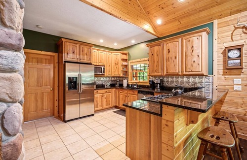 Maple City Casa | Dog Friendly Log cabin W/Hot tub, Fiber optic near Sleeping Bear Dunes & TC