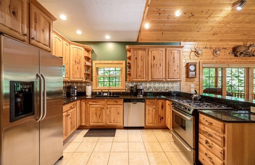 Maple City Casa | Dog Friendly Log cabin W/Hot tub, Fiber optic near Sleeping Bear Dunes & TC