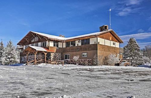 Ironwood Apartamento | Dog Friendly main level king room inside the Lodge at North Ironwood Acres resort.