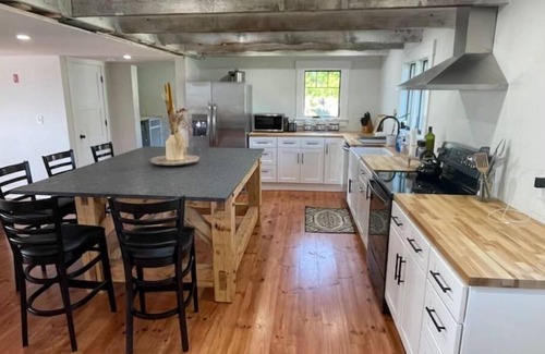 Freedom Casa | Dog Friendly, Modern Retreat w/ Stunning View