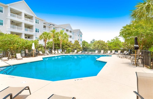Charleston Condominio | Dog-friendly monthly rental with pool, AC, ideal for remote work & travel nurse