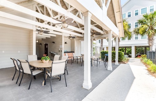 Charleston Condominio | Dog-friendly monthly rental with pool, AC, ideal for remote work & travel nurse