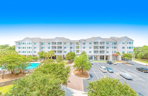 Charleston Condominio | Dog-friendly monthly rental with pool, AC, ideal for remote work & travel nurse
