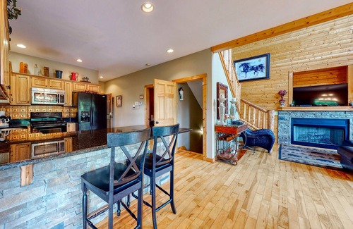 Helen Cabina | Dog-friendly mountain cabin with a furnished deck, game room & private hot tub