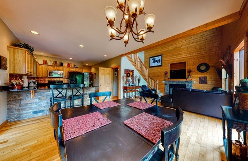Helen Cabina | Dog-friendly mountain cabin with a furnished deck, game room & private hot tub