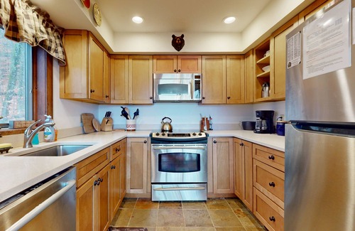 Plymouth Casa | Dog-friendly mountain view home near Okemo & Killington with washer/dryer