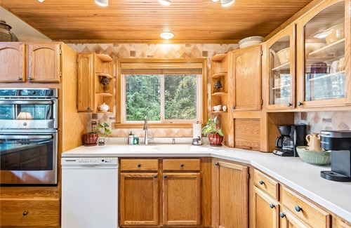 Sandpoint Casa | Dog-friendly mountain retreat near skiing with lake view, hot tub, & balcony