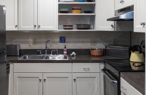 Whittier Cabaña | Dog Friendly Mountain Cottage with WiFi and AC