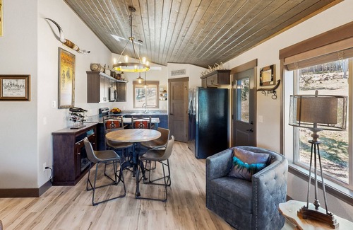 Sturgis Cabina | Dog-friendly mountain view cabin with a washer/dryer, BBQ, & full kitchen