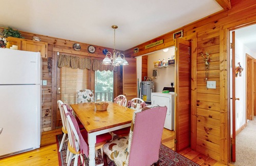 Culberson Cabina | Dog-friendly mountain view home with multi-levels and large deck