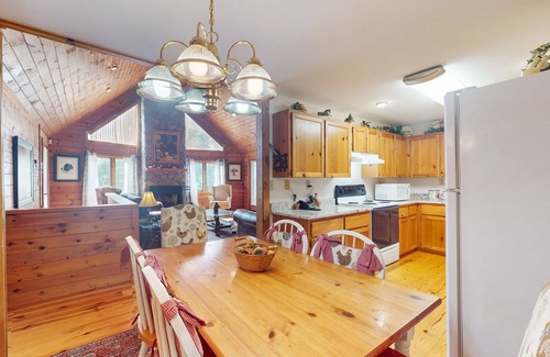 Culberson Cabina | Dog-friendly mountain view home with multi-levels and large deck