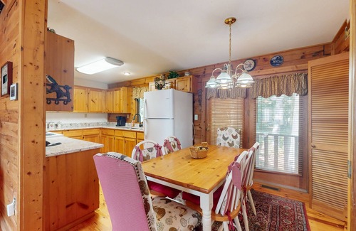 Culberson Cabina | Dog-friendly mountain view home with multi-levels and large deck