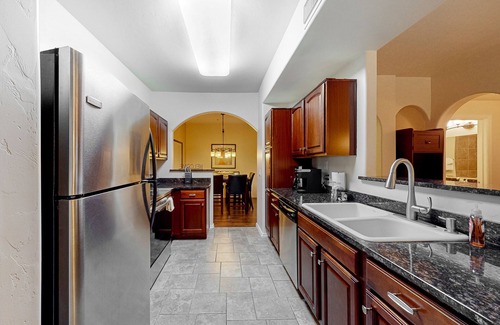 Tucson Condominio | Dog-friendly mountain view condo with pool, gym, grill, fireplace, & sunroom