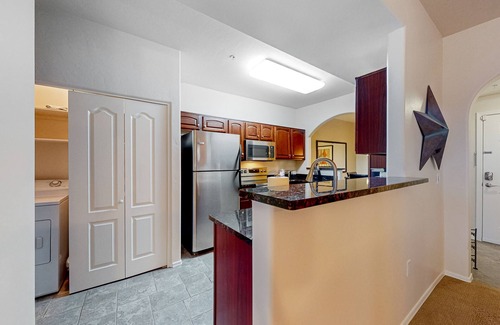 Tucson Condominio | Dog-friendly mountain view condo with pool, gym, grill, fireplace, & sunroom