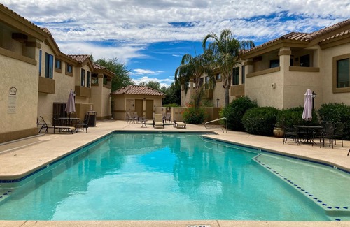 Tucson Condominio | Dog-friendly mountain view condo with pool, gym, grill, fireplace, & sunroom