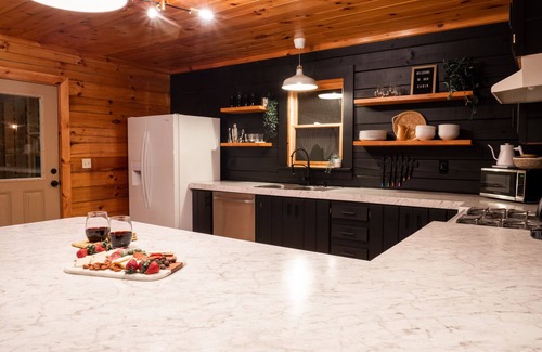 Bryson City Cabina | Dog-friendly mtn cabin w/ views, hot tub, game rm